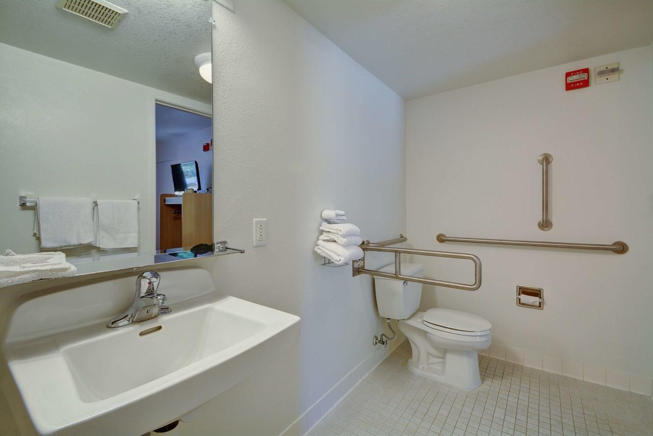 Motel 6-Windsor Locks, Ct - Hartford Exterior photo